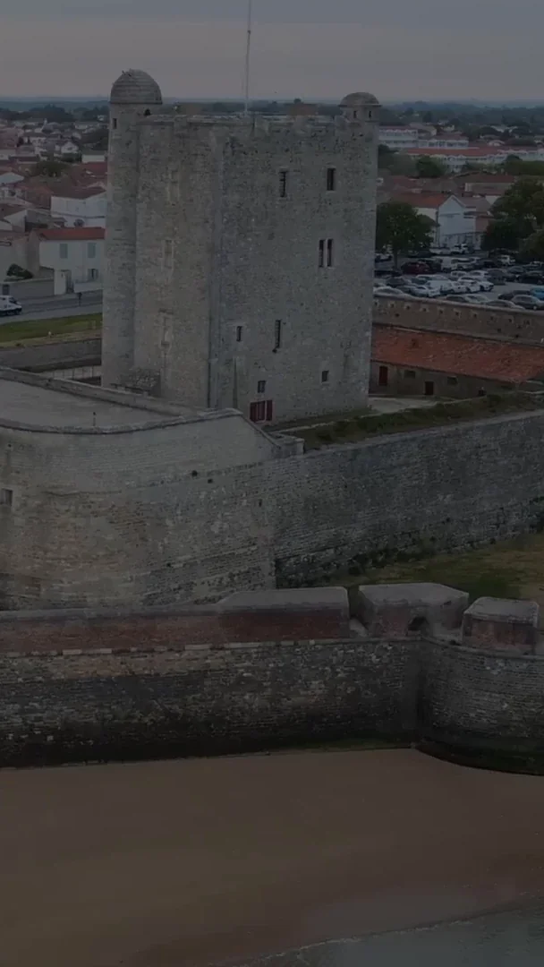 Fouras vu du ciel : le fort Vauban, le port et la plage